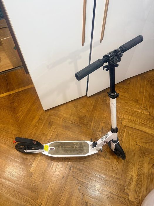Продам самокат белый