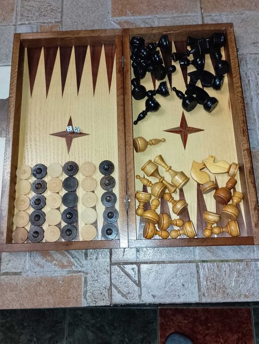 Шах-табла48/48 с дървени фигури,,Стаунтон" и  пулове