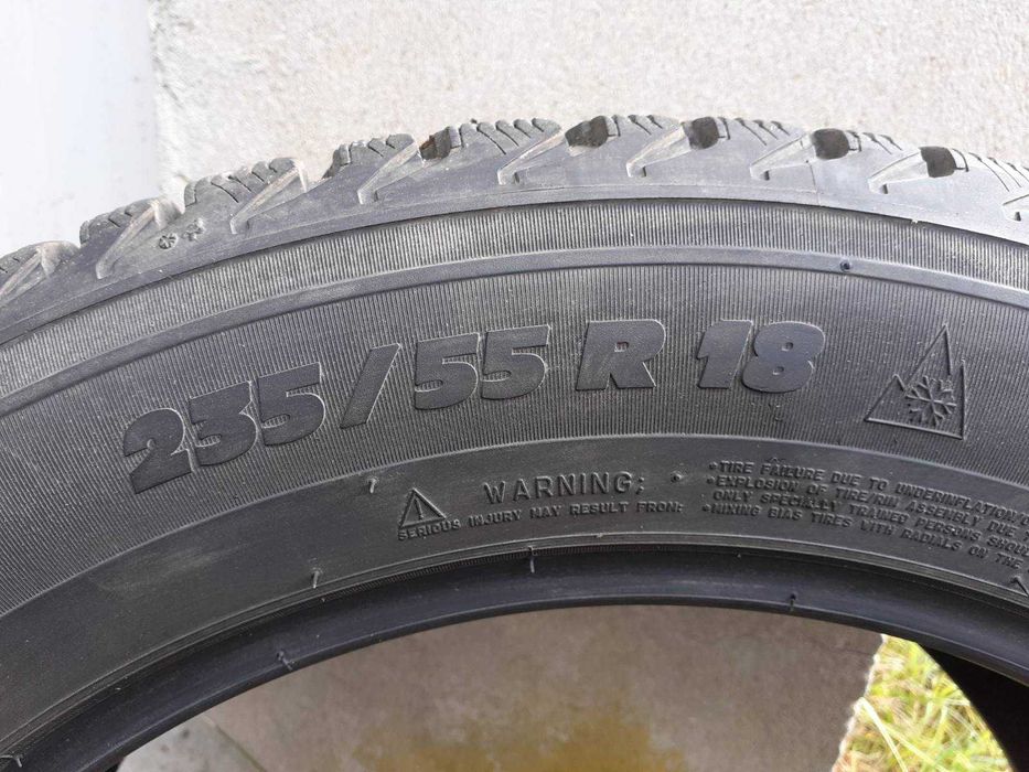 Продавам четири броя зимни гуми 235/55R18
