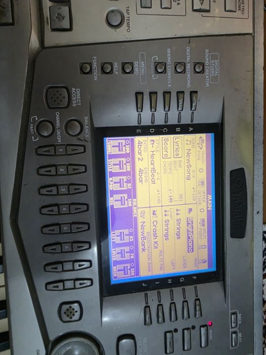 Продаётся срочно! сентизатор yamaha psr 2100