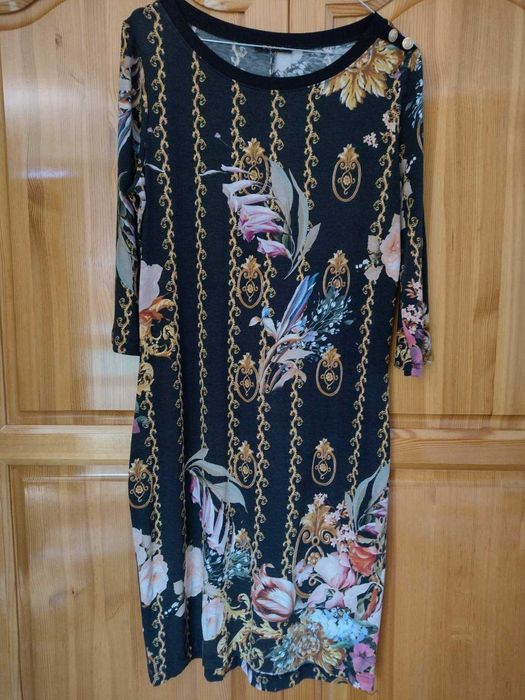 Рокля на Daphne с уникален принт и декорирани копчета!