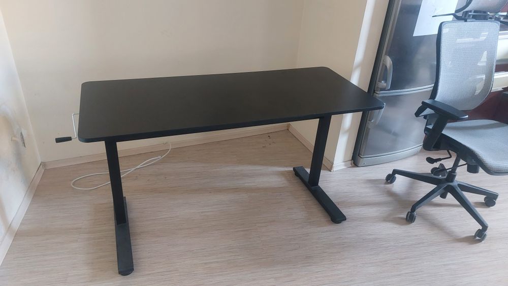 Бюро с ръчно регулиране на височината BRATECK Sit-Stand, черно, 140x60