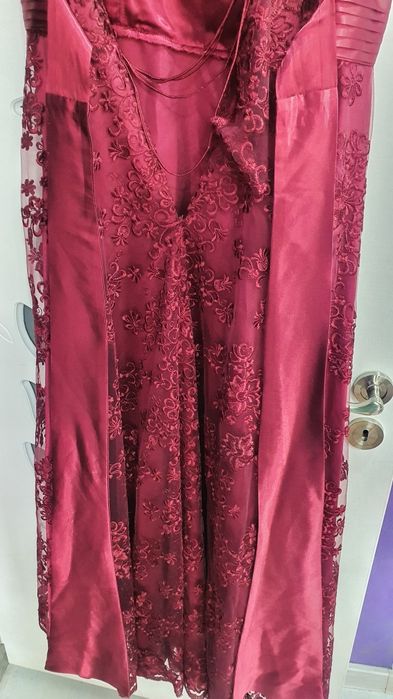 Продавам бална рокля – цвят бордо (размер L)