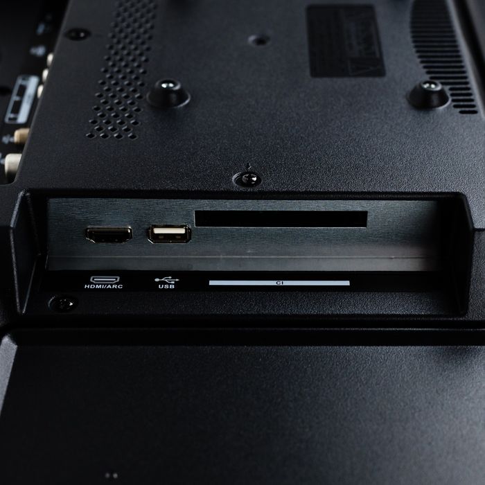 Kitt TV Auto: Televizor + Modul CI Focus Sat + Antena cu ventuza dubla