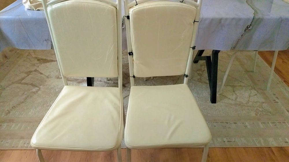 Продам стулья с чехлами.