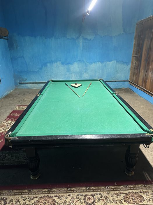 Бильярдный стол с кием