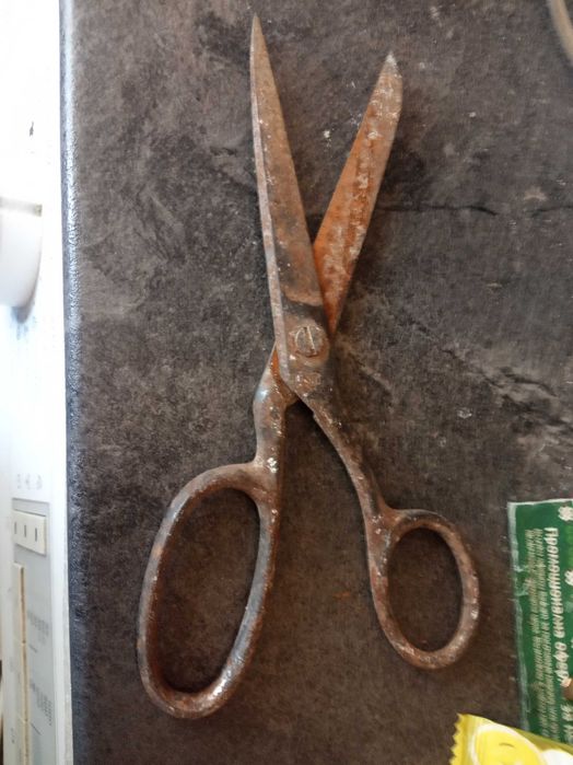 Керпеден ,къртач, ножица, нож за струг и военна каска