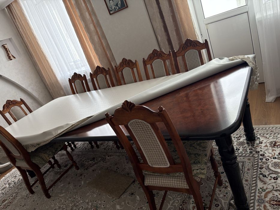 Большой обеденный стол