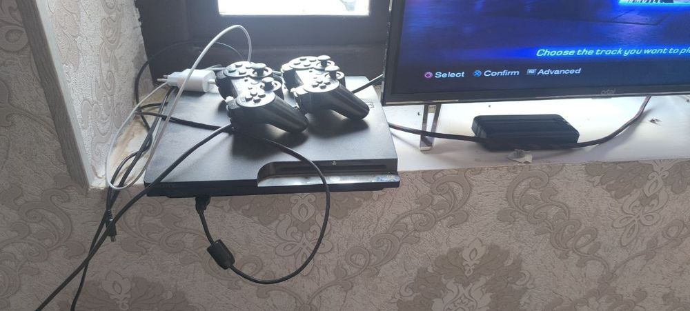 PS3 сотилади 4 та джойстик ,42 та ойнлари бор