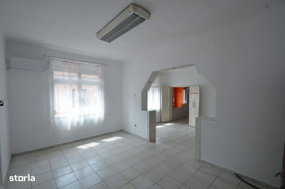 Inchiriez apartament 2 camere bucatarie baie si hol in curte comuna