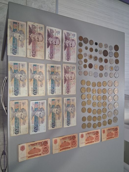 стари банкноти и монети солидно количество цената е за  всичко