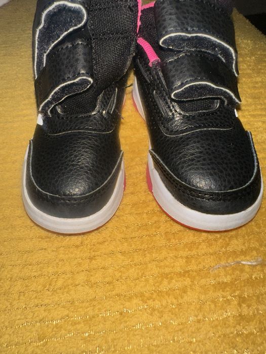 Адидас кожени 23 1/2  другите са подарък