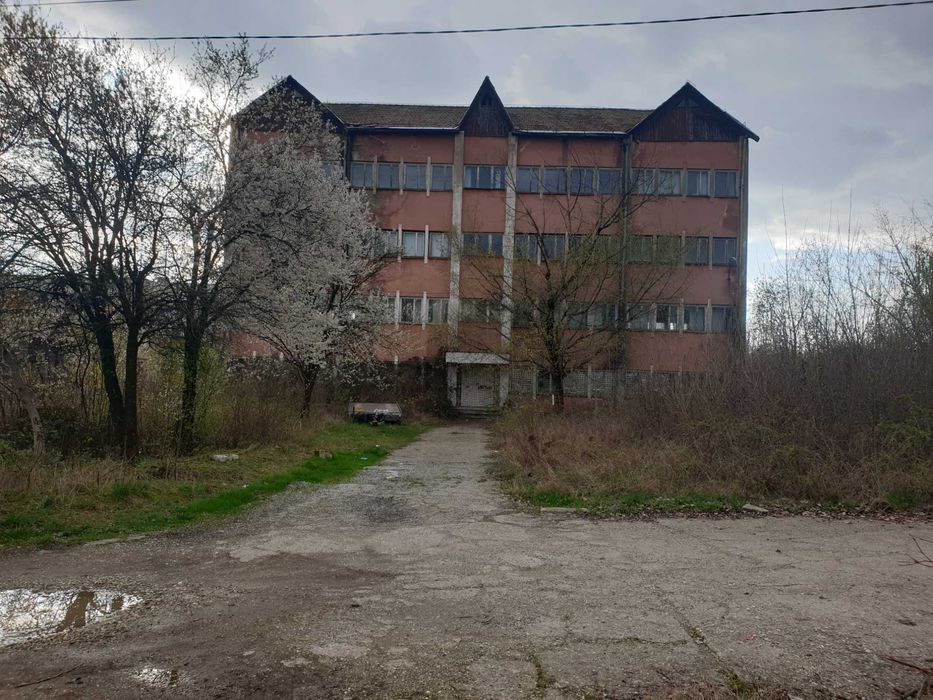 Cladire de vanzare 1100 mp,  12 ari teren, 495 000 eu