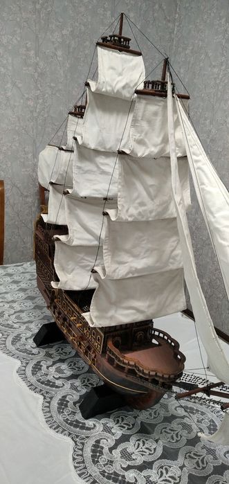 Корабль сувенир из древесины