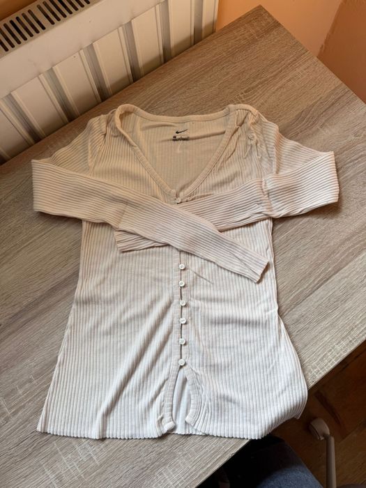 Bluza crem Nike in stare ff buna  material deosebit de comod!