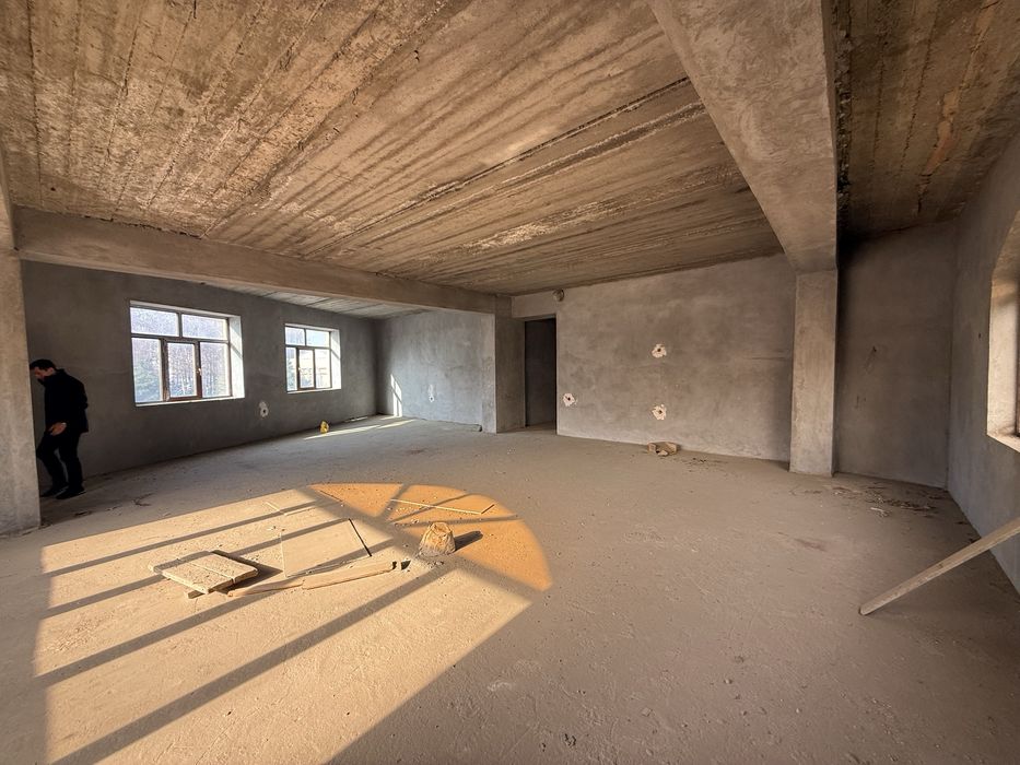 Продается коробка квартира 200м Бульвар на против Ин Яз