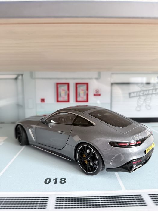 Колекционерски модел Mercedes-Benz GT63s FL NZG 1:18