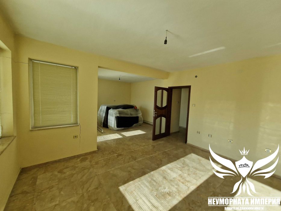 Под наем офис и два апартамента 300РЗП с двор в Асеновград