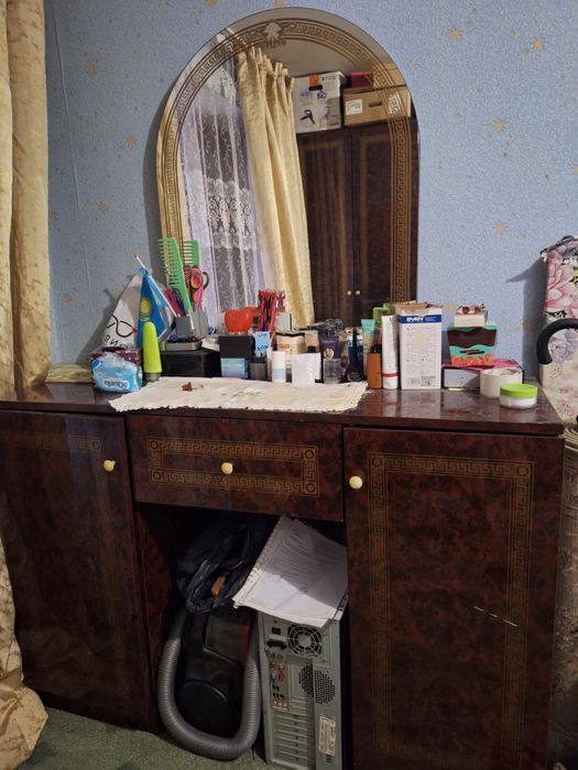 Продам срочно шкаф с тумбочкой