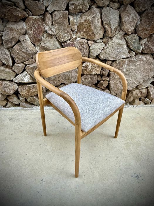 Стол от тиково дърво