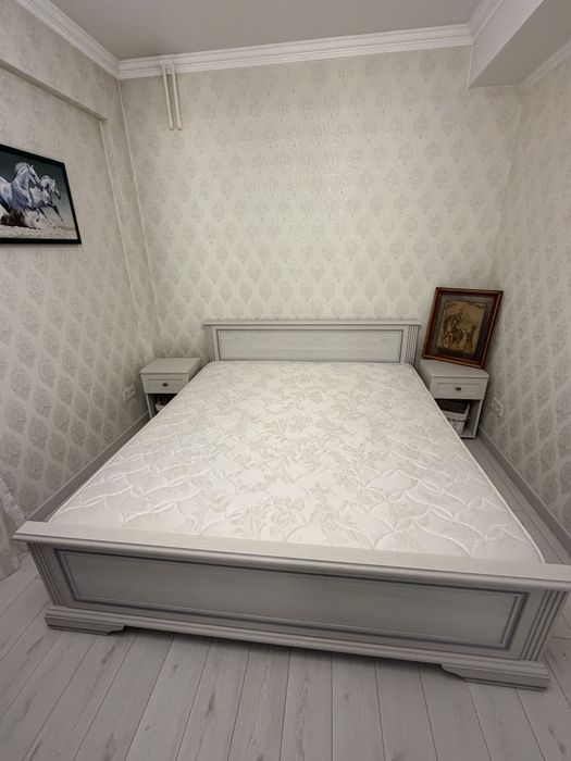 Продам кровать с матрасом и тумбочкой