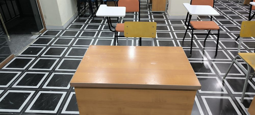 Yaxshi holatda parta stul