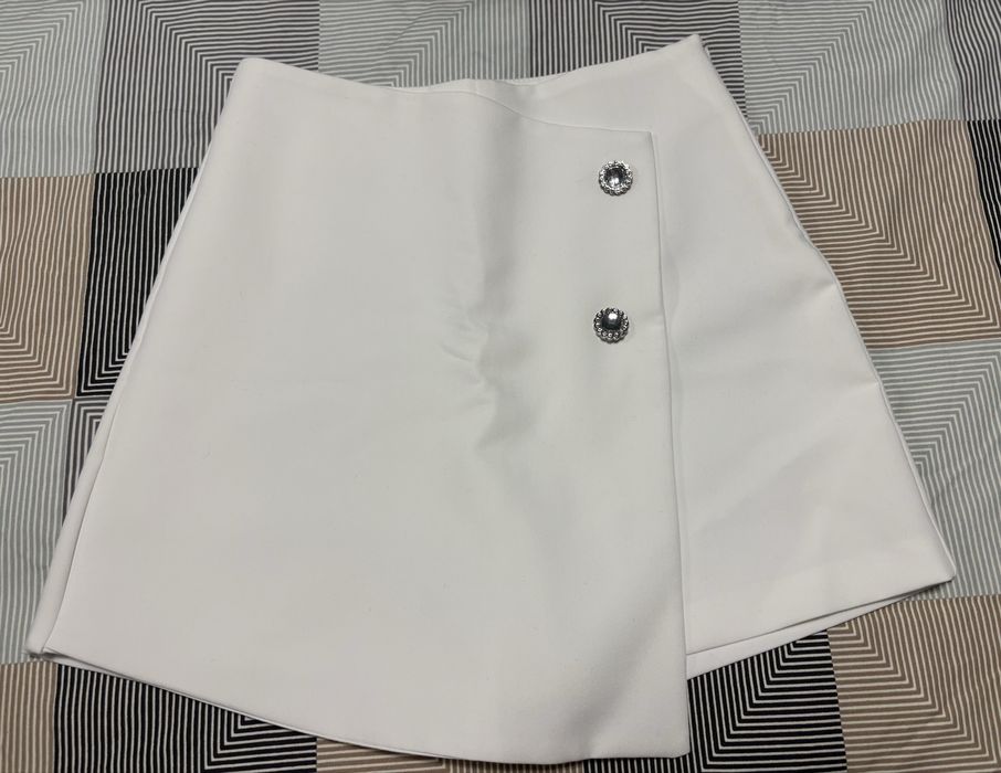 Бяла пола-панталон