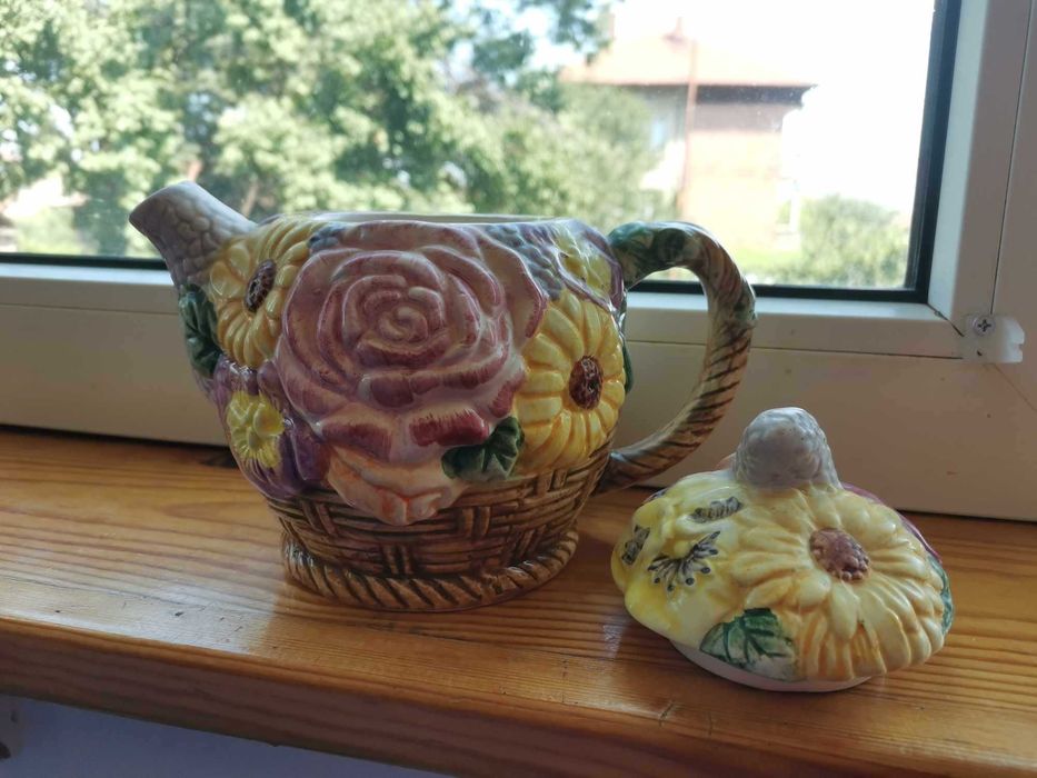 Чайник кошница с цветя, глазирана керамика, ръчно рисувана