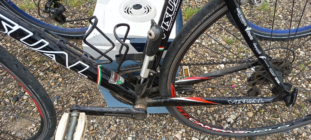 Bicicleta cursieră din carbon