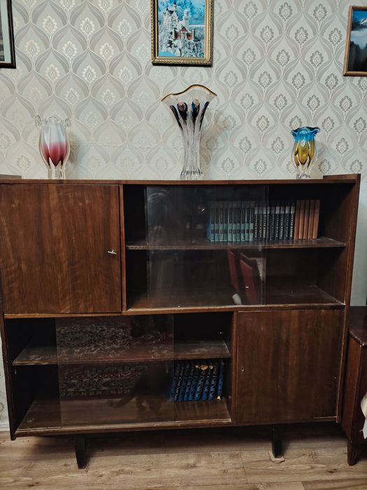 Продам книжный шкаф из дерева