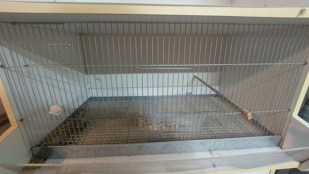 Dulap pentru păsări cu protecție pentru mizerie,