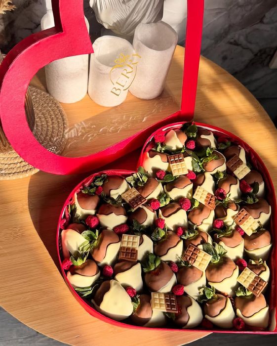 Клубника в шоколаде. Фрукты в шоколаде. Подарки