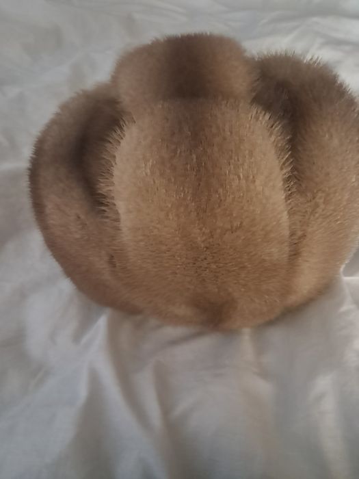 Продаются  две норковые шапки