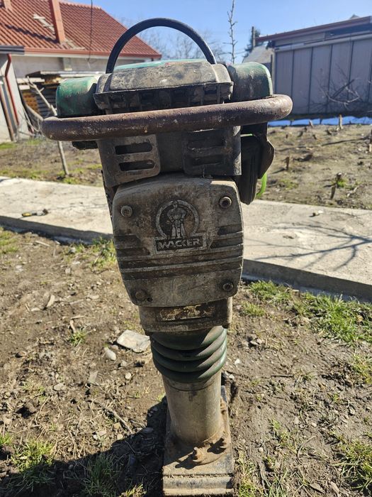 Compactor de bătut pamantul