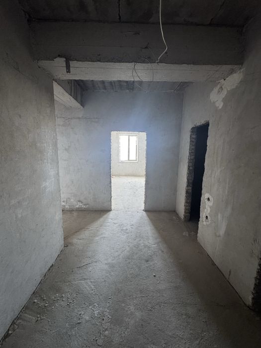 2 qavatda 3 xonali 76 kvadrat kvartira sotiladi