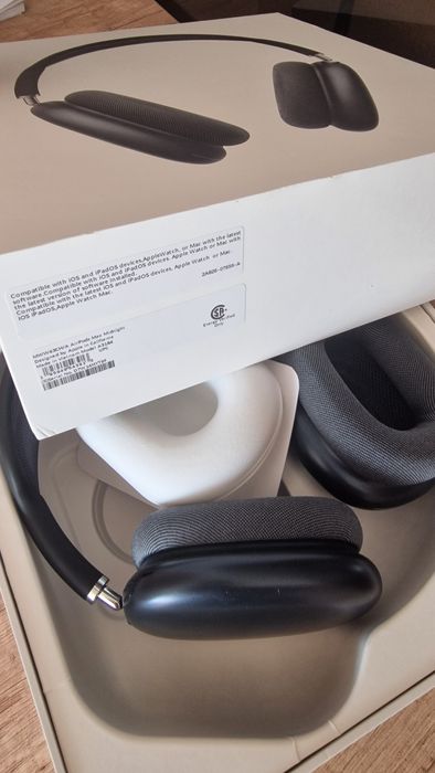 Căști Airpods Max aproape noi apple