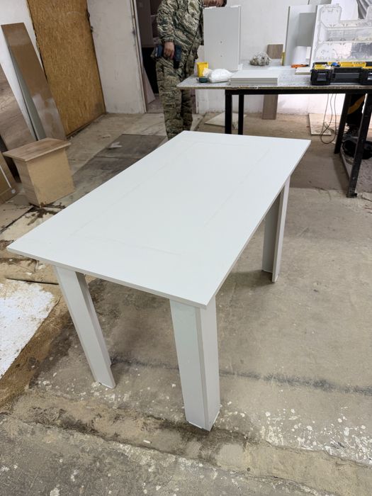 Стол и четыре табуретки