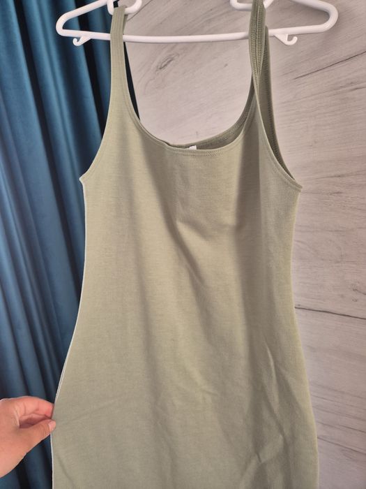 Rochie cu crapatura la spate