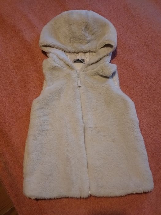 Пухкаво елече с качулка