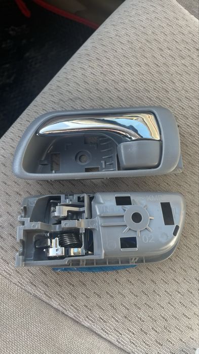 Внутренняя дверная ручка для Toyota Camry моделей с 2002 по 2006 год,