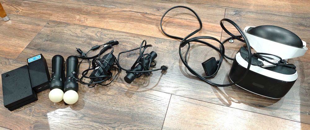 Vr очила и 2 бр контролери за PS4