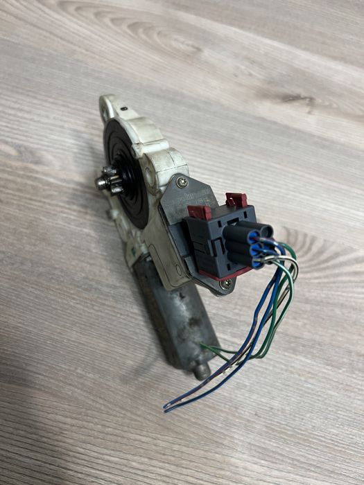 Motoras macara geam stanga fata Toyota Avensis (2003-2008)