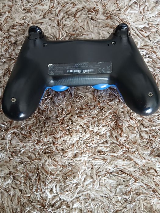 PS4 + 2 Contollere