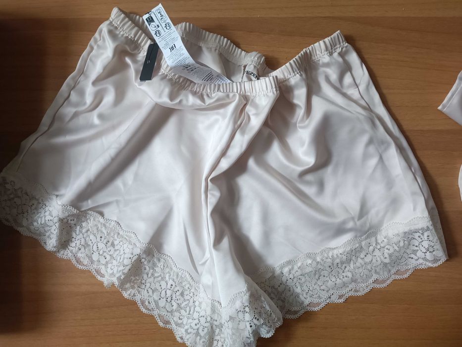 Нежна сатенена пижама