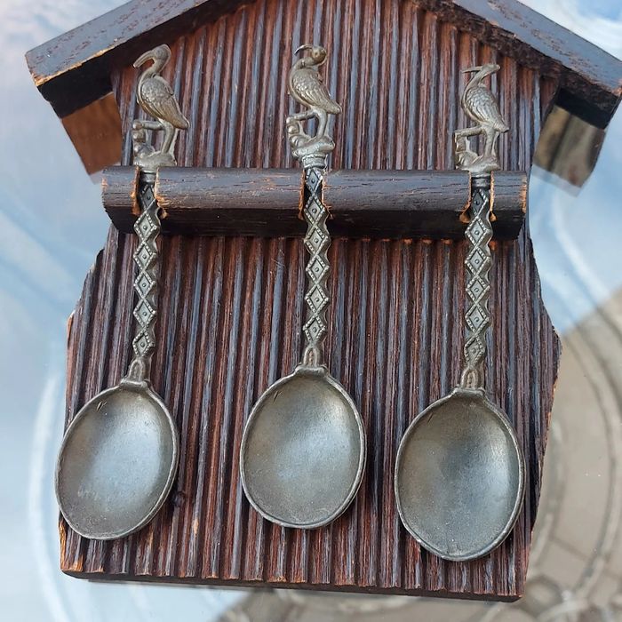 Винтидж  калаени лъжици върху дървен постамент