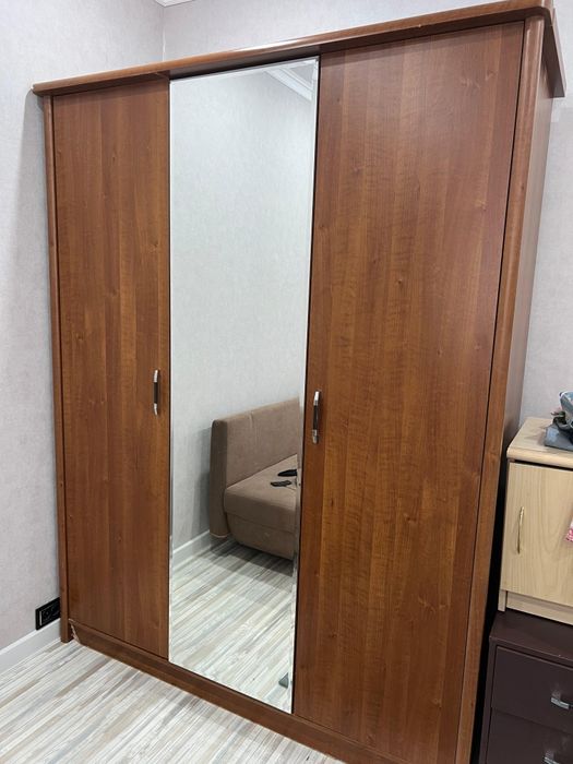 Шкаф большой платяной