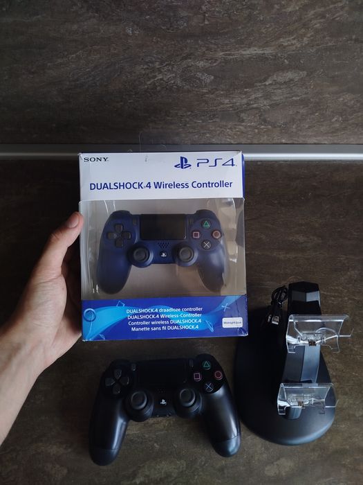 Playstation 4 Pro + 2 джойстика и стойка
