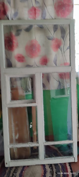 Деревянные рамы со стёклами