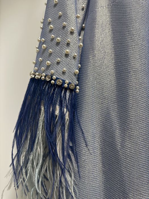 Ефирна дамска рокля с пера и перли