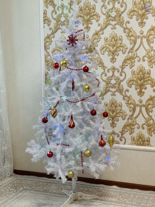 Белая ёлка с игрушками и гирляндой, 1,5 м